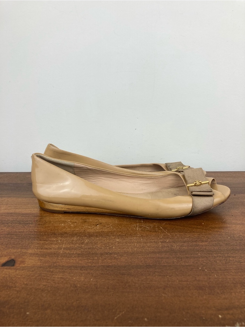 Tory Burch Trudy Open Toe Flats Patent Peep Toe Bow Gold Beige Women’s Size 11M. - Picture 5 of 15
